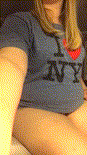 NA 20180211 NA Chica rellenita juega con su panza 